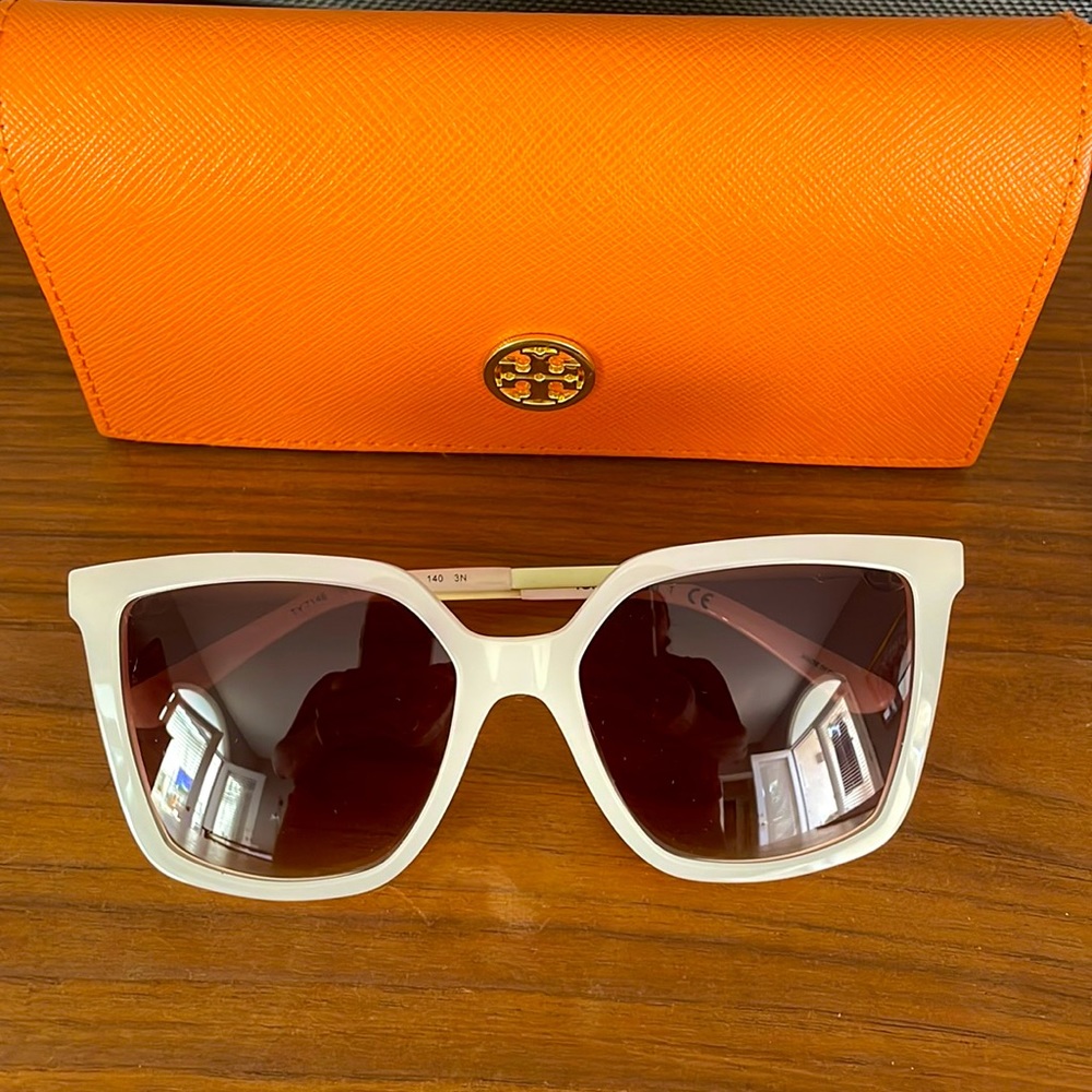 Brand NEW. Never worn, Tory Burch sunglasses as seen in White Lotus.